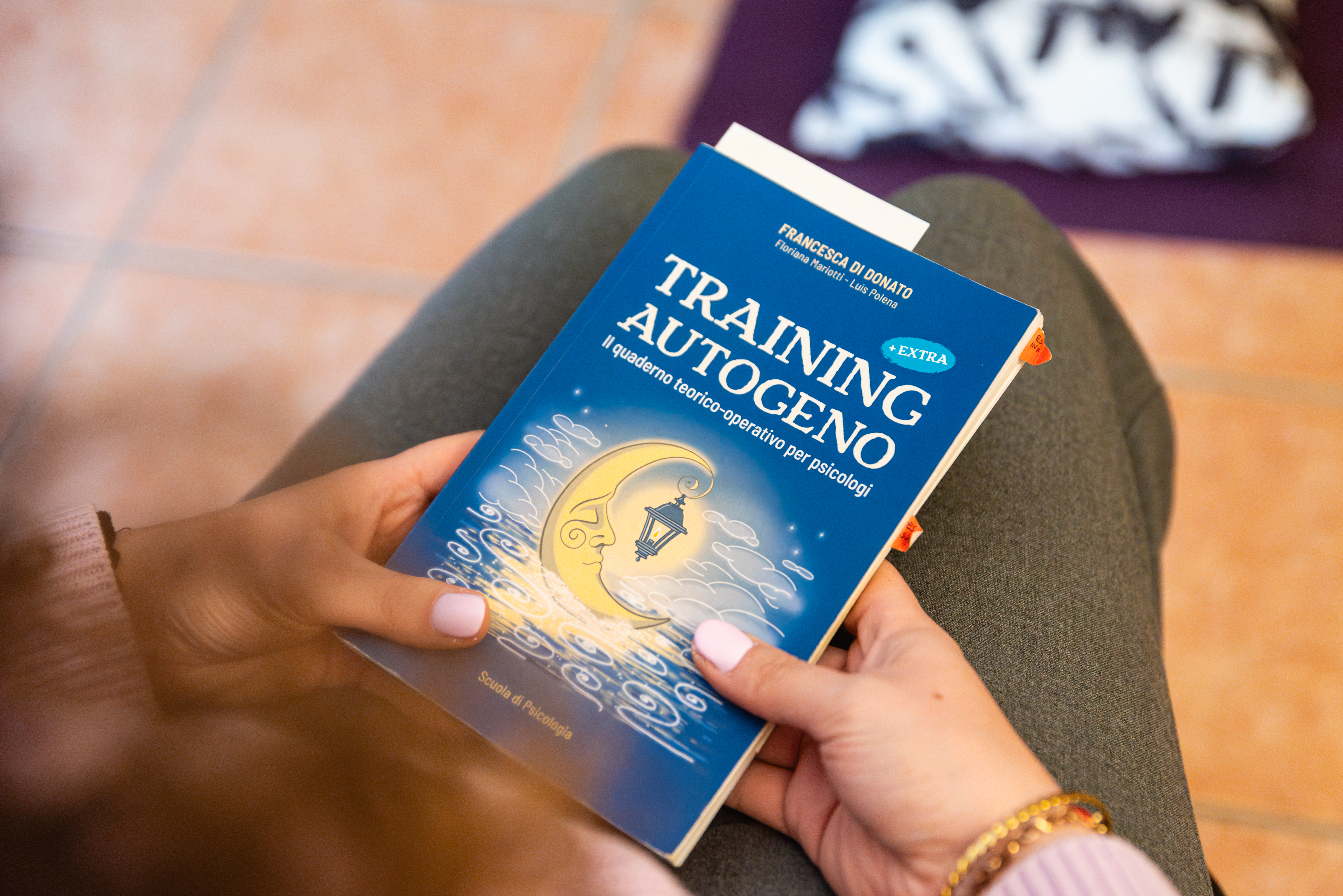 Io, la Dott.ssa Chiara Rotunno, mentre consulto il mio manuale di training autogeno per preparare le sessioni di rilassamento nel mio studio.